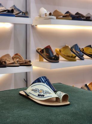 صورة زبيري وطني مطرز  ارضيه جلد مديل م16